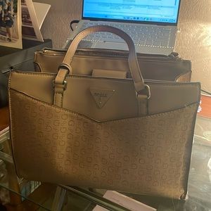 Gently used Guess 👛 👜 leather purse. It’s been one of my favorites 👜